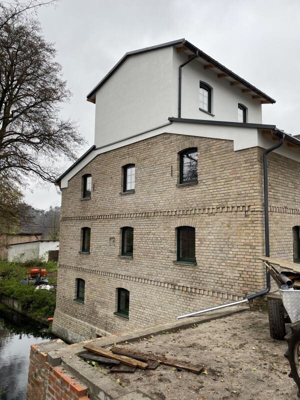 Wyremontowany budynek nad kanałem wodnym