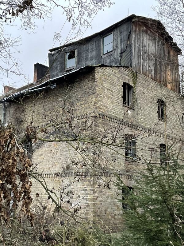 Budynek w Przelewicach przed remontem — widok zewnętrzny