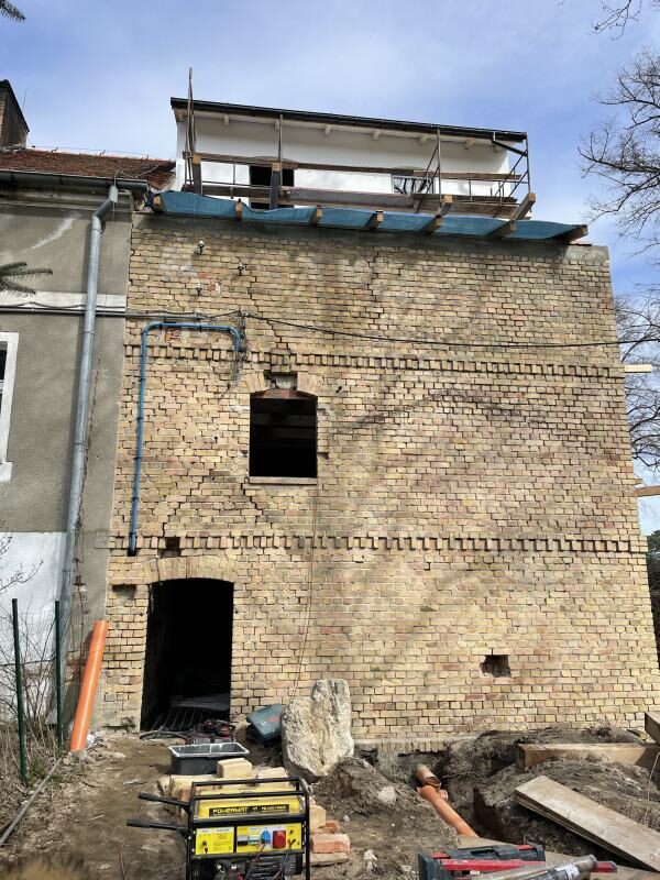Elewacja w trakcie remontu, rusztowania
