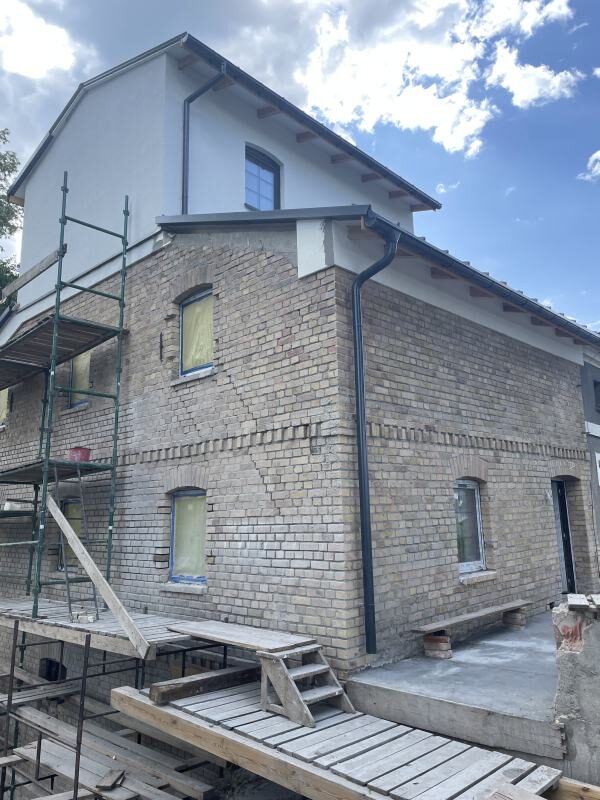 Zaawansowany etap prac remontowych z rusztowaniami