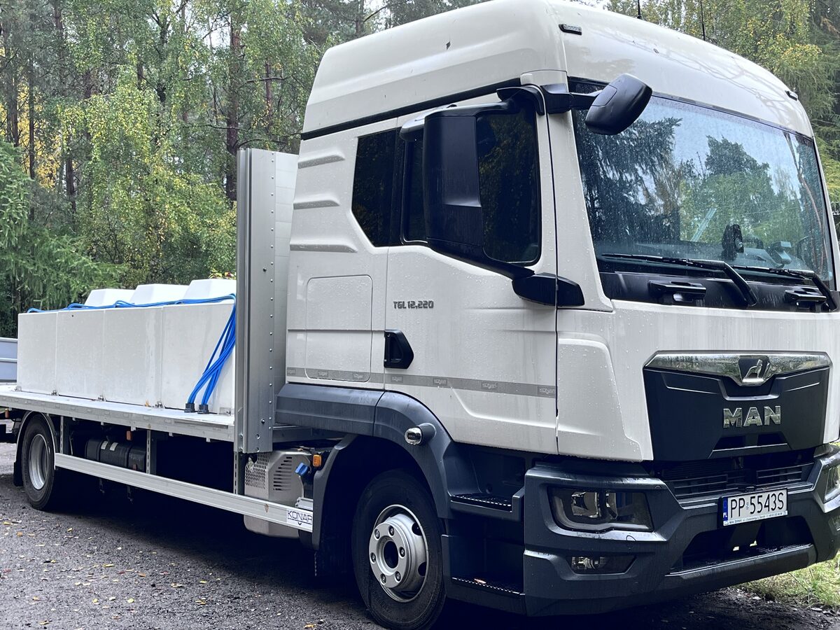 Samochód ciężarowy z zabudową aluminiową — widok z przodu