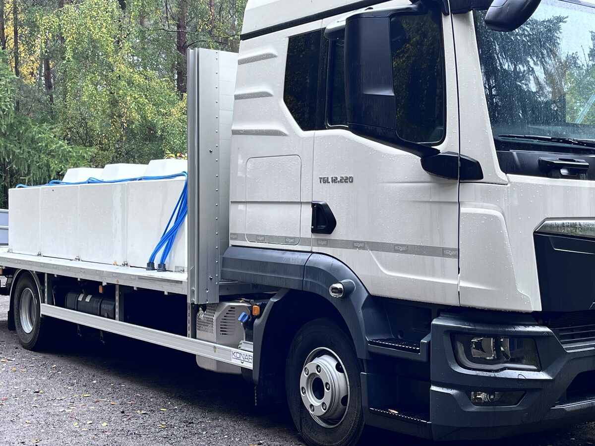 Samochód ciężarowy z zabudową aluminiową — widok z boku