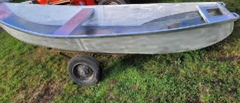 Łódź aluminiowa na przyczepie